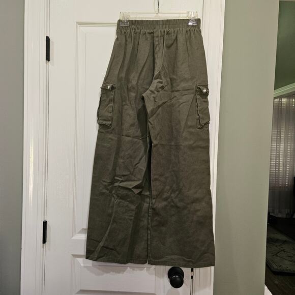Prettylittlething Woman's Sz 6 Green Wide Leg Pull On Cargo Pants‎ - Picture 8 of 8
